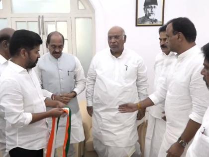 Boost for Telangana Congress as eight BRS, BJP leaders switch loyalties | Boost for Telangana Congress as eight BRS, BJP leaders switch loyalties Boost for Telangana Congress as eight BRS, BJP leaders switch loyalties | Boost for Telangana Congress as eight BRS, BJP leaders switch loyalties
