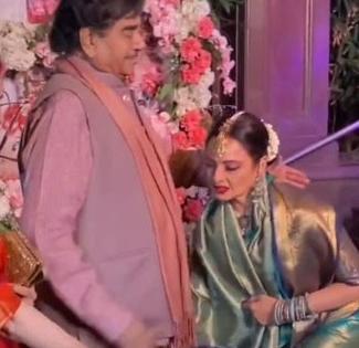 Rekha touches Shatrughan Sinha’s feet, Internet asks ‘aren't they the same age?’ | Rekha touches Shatrughan Sinha’s feet, Internet asks ‘aren't they the same age?’ Rekha touches Shatrughan Sinha’s feet, Internet asks ‘aren't they the same age?’ | Rekha touches Shatrughan Sinha’s feet, Internet asks ‘aren't they the same age?’
