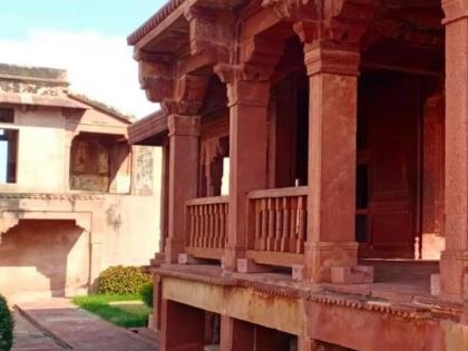 Ambulance stationed at Fatehpur Sikri Fort where French tourist died | Ambulance stationed at Fatehpur Sikri Fort where French tourist died Ambulance stationed at Fatehpur Sikri Fort where French tourist died | Ambulance stationed at Fatehpur Sikri Fort where French tourist died