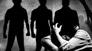 Bank employees attacked, taken hostage by loan defaulter in UP village | Bank employees attacked, taken hostage by loan defaulter in UP village