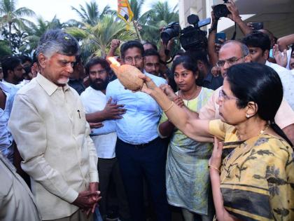 Chandrababu Naidu reaches Hyderabad to grand welcome by supporters | Chandrababu Naidu reaches Hyderabad to grand welcome by supporters Chandrababu Naidu reaches Hyderabad to grand welcome by supporters | Chandrababu Naidu reaches Hyderabad to grand welcome by supporters