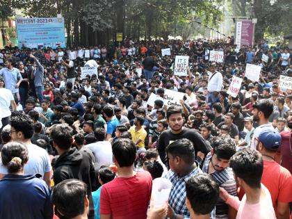 Protests break out in BHU after girl student molested | Protests break out in BHU after girl student molested