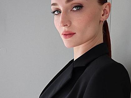 Sophie Turner seen kissing Peregrine Pearson in public again | Sophie Turner seen kissing Peregrine Pearson in public again Sophie Turner seen kissing Peregrine Pearson in public again | Sophie Turner seen kissing Peregrine Pearson in public again