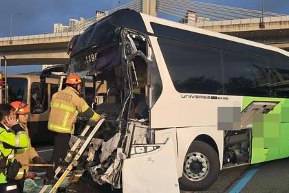 59 injured in five bus pile-up on S.Korea expressway | 59 injured in five bus pile-up on S.Korea expressway