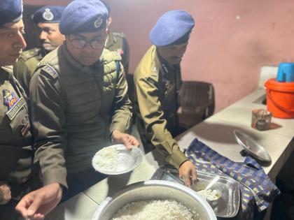 J&K DGP visits Kulgam, shares meal with police personnel | J&K DGP visits Kulgam, shares meal with police personnel J&K DGP visits Kulgam, shares meal with police personnel | J&K DGP visits Kulgam, shares meal with police personnel