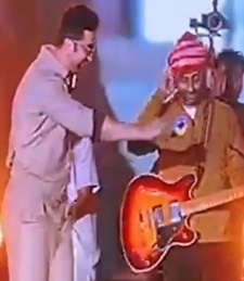 Ranbir Kapoor joins Arijit Singh on stage, treat fans to ‘Channa Mereya’ | Ranbir Kapoor joins Arijit Singh on stage, treat fans to ‘Channa Mereya’ Ranbir Kapoor joins Arijit Singh on stage, treat fans to ‘Channa Mereya’ | Ranbir Kapoor joins Arijit Singh on stage, treat fans to ‘Channa Mereya’