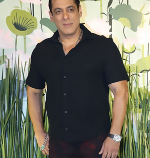 Salman requests paps to maintain distance as he helps mother get down stairs, sit in car | Salman requests paps to maintain distance as he helps mother get down stairs, sit in car