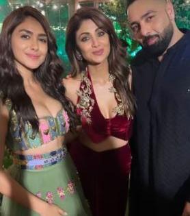 Mrunal Thakur, Badshah hold hands at Shilpa Shetty’s Diwali bash, spark dating rumours | Mrunal Thakur, Badshah hold hands at Shilpa Shetty’s Diwali bash, spark dating rumours Mrunal Thakur, Badshah hold hands at Shilpa Shetty’s Diwali bash, spark dating rumours | Mrunal Thakur, Badshah hold hands at Shilpa Shetty’s Diwali bash, spark dating rumours