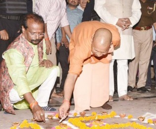 Gorakhnath Temple lights up in memory of fallen soldiers | Gorakhnath Temple lights up in memory of fallen soldiers Gorakhnath Temple lights up in memory of fallen soldiers | Gorakhnath Temple lights up in memory of fallen soldiers