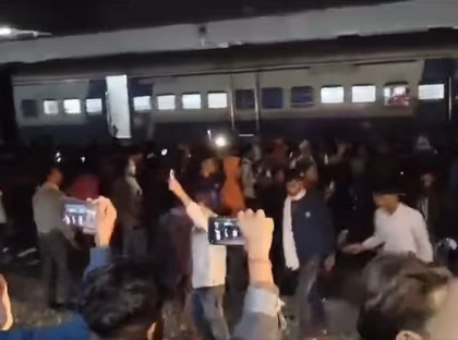 Punjab: Passengers vandalise Sirhind Rly station over cancellation of Bihar-bound special train | Punjab: Passengers vandalise Sirhind Rly station over cancellation of Bihar-bound special train