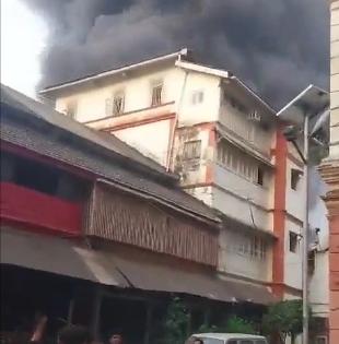 Five rescued from building fire in south Mumbai; shops gutted | Five rescued from building fire in south Mumbai; shops gutted Five rescued from building fire in south Mumbai; shops gutted | Five rescued from building fire in south Mumbai; shops gutted