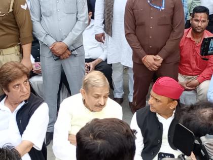 Subrata Roy's mortal remains consigned to flames, grandson lights the pyre | Subrata Roy's mortal remains consigned to flames, grandson lights the pyre Subrata Roy's mortal remains consigned to flames, grandson lights the pyre | Subrata Roy's mortal remains consigned to flames, grandson lights the pyre