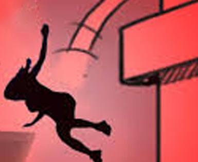 Woman jumps off house roof in Delhi, dies | Woman jumps off house roof in Delhi, dies Woman jumps off house roof in Delhi, dies | Woman jumps off house roof in Delhi, dies