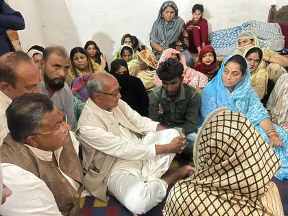 Cong leader killed in MP; Digvijaya stages protest seeking action | Cong leader killed in MP; Digvijaya stages protest seeking action