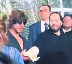 Anant Ambani hands SRK a snake at Aadiya and Krishna’s birthday party | Anant Ambani hands SRK a snake at Aadiya and Krishna’s birthday party