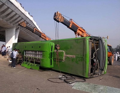 DTC bus overturns in Delhi, four injured | DTC bus overturns in Delhi, four injured DTC bus overturns in Delhi, four injured | DTC bus overturns in Delhi, four injured