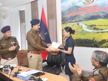 Mizoram Police reward IndiGo staffer for helping police in seizure of drugs | Mizoram Police reward IndiGo staffer for helping police in seizure of drugs Mizoram Police reward IndiGo staffer for helping police in seizure of drugs | Mizoram Police reward IndiGo staffer for helping police in seizure of drugs
