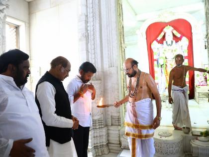 A day before polling in Telangana, Revanth Reddy offers prayers at temple, dargah | A day before polling in Telangana, Revanth Reddy offers prayers at temple, dargah A day before polling in Telangana, Revanth Reddy offers prayers at temple, dargah | A day before polling in Telangana, Revanth Reddy offers prayers at temple, dargah