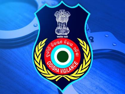 Odisha: Spotting vigilance team at his doorstep, JE escapes | Odisha: Spotting vigilance team at his doorstep, JE escapes Odisha: Spotting vigilance team at his doorstep, JE escapes | Odisha: Spotting vigilance team at his doorstep, JE escapes