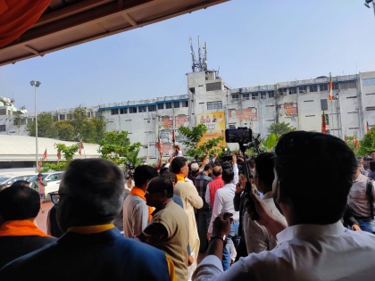 With massive lead in MP, supporters throng BJP offices | With massive lead in MP, supporters throng BJP offices