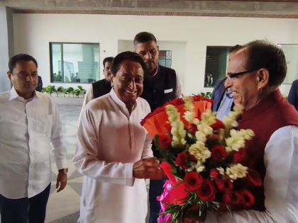 Kamal Nath meets Chouhan, congratulates him for election victory | Kamal Nath meets Chouhan, congratulates him for election victory Kamal Nath meets Chouhan, congratulates him for election victory | Kamal Nath meets Chouhan, congratulates him for election victory