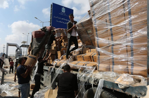 Starving Gazans take food from aid convoy as crisis looms large | Starving Gazans take food from aid convoy as crisis looms large Starving Gazans take food from aid convoy as crisis looms large | Starving Gazans take food from aid convoy as crisis looms large