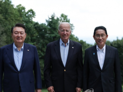 S.Korea pushing to host trilateral summit with US, Japan next year | S.Korea pushing to host trilateral summit with US, Japan next year