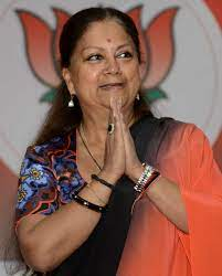 Raje's hand on new CM's head: Voluntary gesture or high command's orders? | Raje's hand on new CM's head: Voluntary gesture or high command's orders?