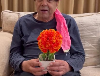 Dharmendra wears saafa gifted by fans, blows kiss | Dharmendra wears saafa gifted by fans, blows kiss Dharmendra wears saafa gifted by fans, blows kiss | Dharmendra wears saafa gifted by fans, blows kiss