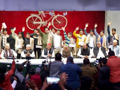 Akhilesh felicitates rat miners who saved people in Uttarakhand | Akhilesh felicitates rat miners who saved people in Uttarakhand Akhilesh felicitates rat miners who saved people in Uttarakhand | Akhilesh felicitates rat miners who saved people in Uttarakhand