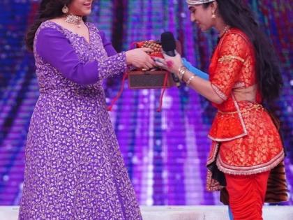 Meenakshi Sheshadri gifts Adrija Sinha her beloved ‘ghungroos’ | Meenakshi Sheshadri gifts Adrija Sinha her beloved ‘ghungroos’ Meenakshi Sheshadri gifts Adrija Sinha her beloved ‘ghungroos’ | Meenakshi Sheshadri gifts Adrija Sinha her beloved ‘ghungroos’