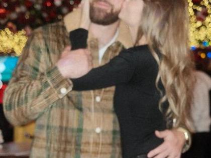 Taylor Swift plants sweet kiss on Travis Kelce's cheek | Taylor Swift plants sweet kiss on Travis Kelce's cheek