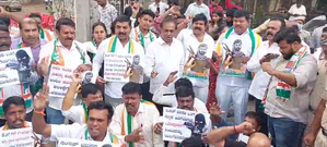 LS security breach: K’taka Youth Cong stages protest, demands arrest of BJP MP | LS security breach: K’taka Youth Cong stages protest, demands arrest of BJP MP LS security breach: K’taka Youth Cong stages protest, demands arrest of BJP MP | LS security breach: K’taka Youth Cong stages protest, demands arrest of BJP MP