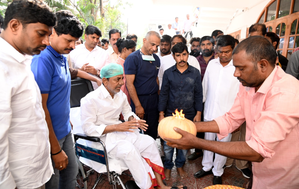 Chandrasekhar Rao discharged from hospital after hip replacement surgery | Chandrasekhar Rao discharged from hospital after hip replacement surgery Chandrasekhar Rao discharged from hospital after hip replacement surgery | Chandrasekhar Rao discharged from hospital after hip replacement surgery
