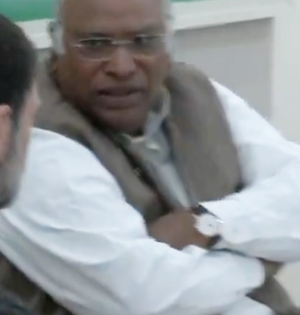 Kharge chairs meet of newly formed Guj Political Affairs committee | Kharge chairs meet of newly formed Guj Political Affairs committee Kharge chairs meet of newly formed Guj Political Affairs committee | Kharge chairs meet of newly formed Guj Political Affairs committee