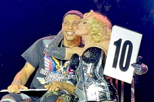 Madonna kisses boyfriend Josh Popper on stage | Madonna kisses boyfriend Josh Popper on stage