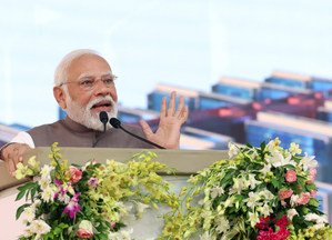 PM Modi stops convoy to give way to ambulance | PM Modi stops convoy to give way to ambulance PM Modi stops convoy to give way to ambulance | PM Modi stops convoy to give way to ambulance
