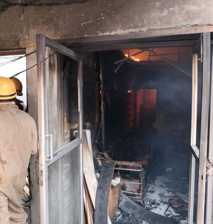 Fire breaks out in a Delhi godown | Fire breaks out in a Delhi godown Fire breaks out in a Delhi godown | Fire breaks out in a Delhi godown