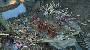 China quake toll reaches 118, rescuers battle sub-zero temperatures to reach survivors | China quake toll reaches 118, rescuers battle sub-zero temperatures to reach survivors China quake toll reaches 118, rescuers battle sub-zero temperatures to reach survivors | China quake toll reaches 118, rescuers battle sub-zero temperatures to reach survivors