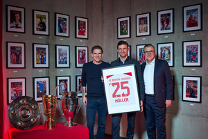 Bundesliga: Thomas Muller signs contract extension at FC Bayern | Bundesliga: Thomas Muller signs contract extension at FC Bayern Bundesliga: Thomas Muller signs contract extension at FC Bayern | Bundesliga: Thomas Muller signs contract extension at FC Bayern