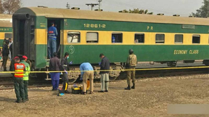 Bomb found in train at Karachi station | Bomb found in train at Karachi station Bomb found in train at Karachi station | Bomb found in train at Karachi station