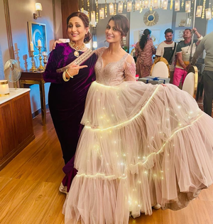 Sriti Jha turns mannequin, dazzles in gown bedecked with lights | Sriti Jha turns mannequin, dazzles in gown bedecked with lights Sriti Jha turns mannequin, dazzles in gown bedecked with lights | Sriti Jha turns mannequin, dazzles in gown bedecked with lights