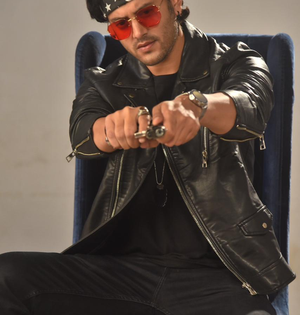 Abhishek Pathania dons Robin Hood look for ‘Kismat Ki Lakiro Se' | Abhishek Pathania dons Robin Hood look for ‘Kismat Ki Lakiro Se'