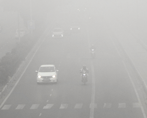 Dense fog prompts Delhi Police traffic advisory, commuters urged to take precautions | Dense fog prompts Delhi Police traffic advisory, commuters urged to take precautions
