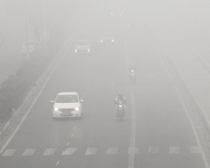 Dense fog prompts Delhi Police traffic advisory, commuters urged to take precautions | Dense fog prompts Delhi Police traffic advisory, commuters urged to take precautions Dense fog prompts Delhi Police traffic advisory, commuters urged to take precautions | Dense fog prompts Delhi Police traffic advisory, commuters urged to take precautions