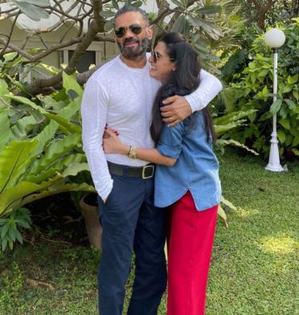 Athiya Shetty shares pics of parents call them 'definition of love, trust' | Athiya Shetty shares pics of parents call them 'definition of love, trust'