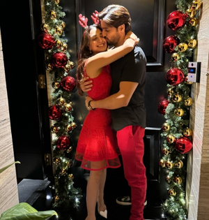 Sidharth kisses Kiara as they celebrate Christmas together | Sidharth kisses Kiara as they celebrate Christmas together Sidharth kisses Kiara as they celebrate Christmas together | Sidharth kisses Kiara as they celebrate Christmas together