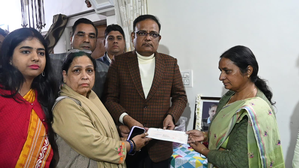 Kejriwal govt extends Rs 1 cr ex-gratia to late Covid warrior's family | Kejriwal govt extends Rs 1 cr ex-gratia to late Covid warrior's family Kejriwal govt extends Rs 1 cr ex-gratia to late Covid warrior's family | Kejriwal govt extends Rs 1 cr ex-gratia to late Covid warrior's family