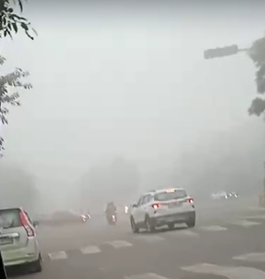 Dense fog blankets parts of Delhi-NCR | Dense fog blankets parts of Delhi-NCR