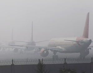 100 flights, 22 trains delayed as dense fog engulfs Delhi | 100 flights, 22 trains delayed as dense fog engulfs Delhi